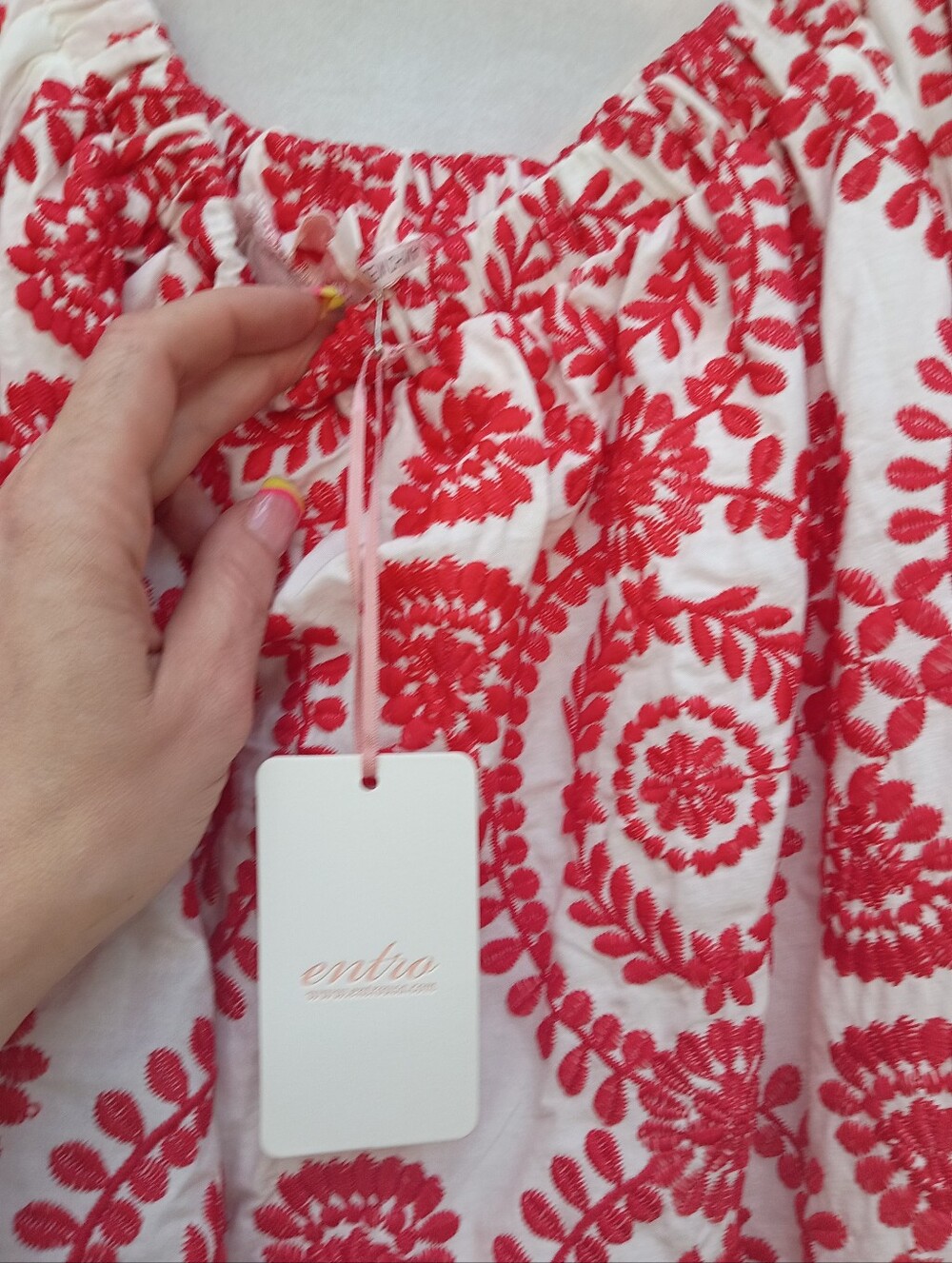 entro White Mini Dress with Red Embroidered Floral Pattern And Scalloped Hem - Picture 3 of 7